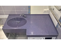 Фиолетовая столешница для ванной над стиральной машиной вместе с мойкой и опорой на ванну