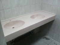 Коллективный умывальник на две персоны - столешница для ванной комнаты из искусственного камня с двумя литыми раковинами М12, изготовлена из литьевого мрамора в 122 цвете