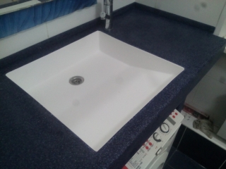 столешница для ванной с единой мойкой под стиральную машину небольшой высоты